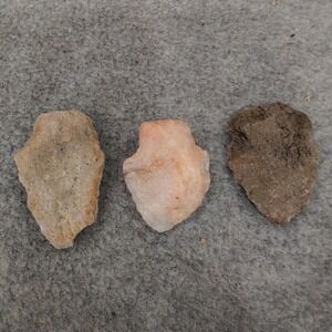 Set of 3 Quartz and Stone Projectile Points Arrowheads Tan Pink Grey VG